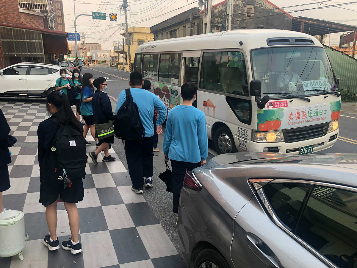 交通部公路總局表示，公車進校園服務新增24所學校（圖為普門高中高雄客運8010班次）。 圖：交通部公路總局／提供