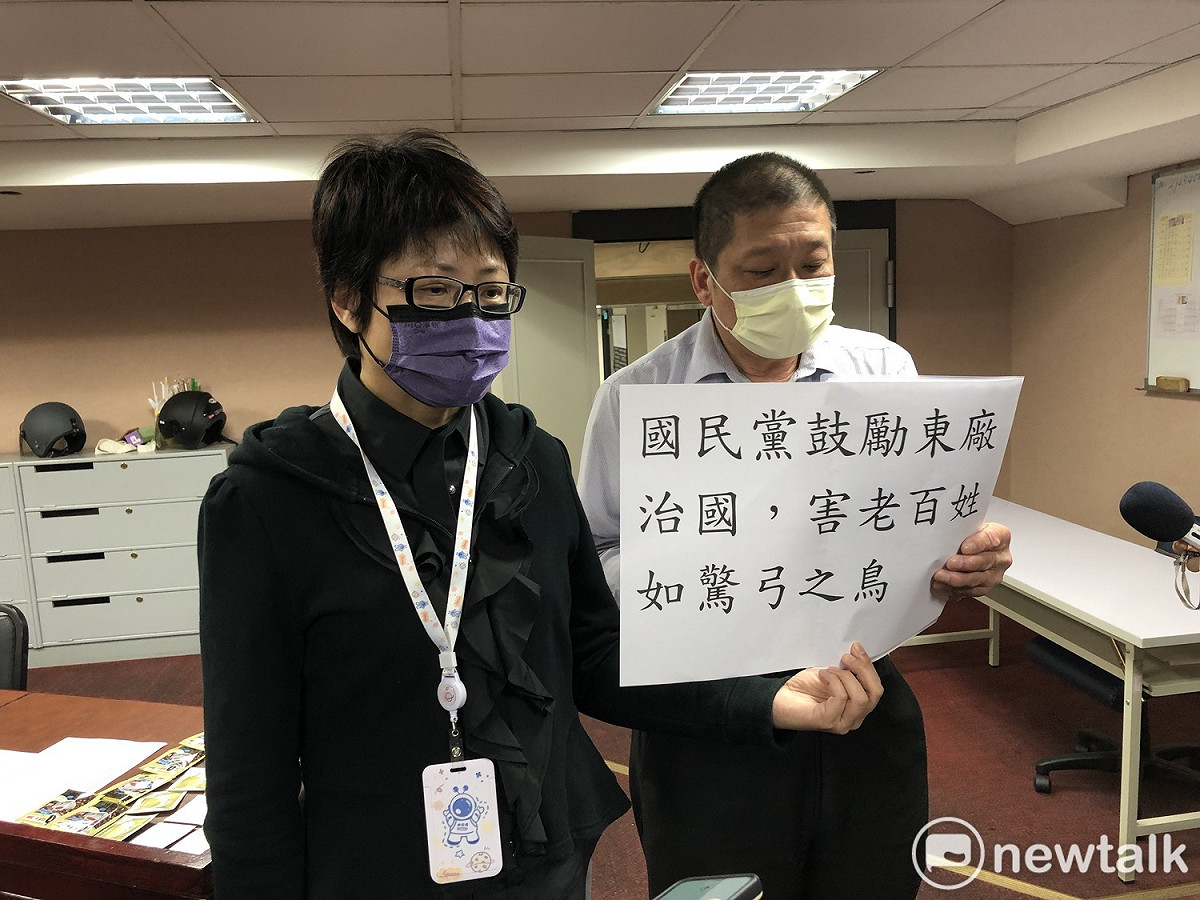 台北市勞動局長陳信瑜（左）與組織圓山大飯店工會張舉成舉手牌抗議國民黨。 圖：周煊惠 / 攝（資料照片）