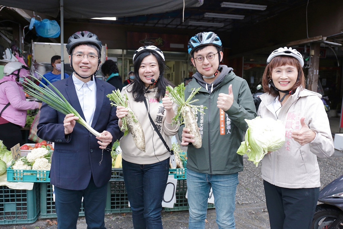 卓冠廷(右2)今前往宜蘭合體正參與宜蘭縣議員初選的黃惠慈(左2)，期盼2人在黨內初選都能順利過關。 圖：卓冠廷競選辦公室/提供