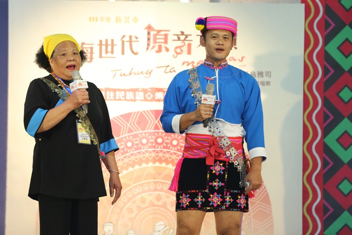 「馬當部落祖孫檔」以阿美族傳統複音唱法登台高歌，其具穿透力的歌聲，帶大家重回1996亞特蘭大奧運主題曲的記憶與感動。 圖：新北市原民局提供
