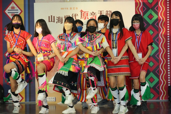 鶯歌國中組成三隊參賽，雖未能晉級決賽，但同學們非常開心能夠參與族語歌謠比賽，圖為學生比賽結束後，意猶未盡上台再度演出。 圖：新北市原民局提供
