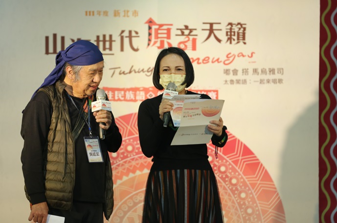 羅美菁（右）全程參與，與評審吳廷宏老師共同公布決賽晉級者。 圖：新北市原民局提供