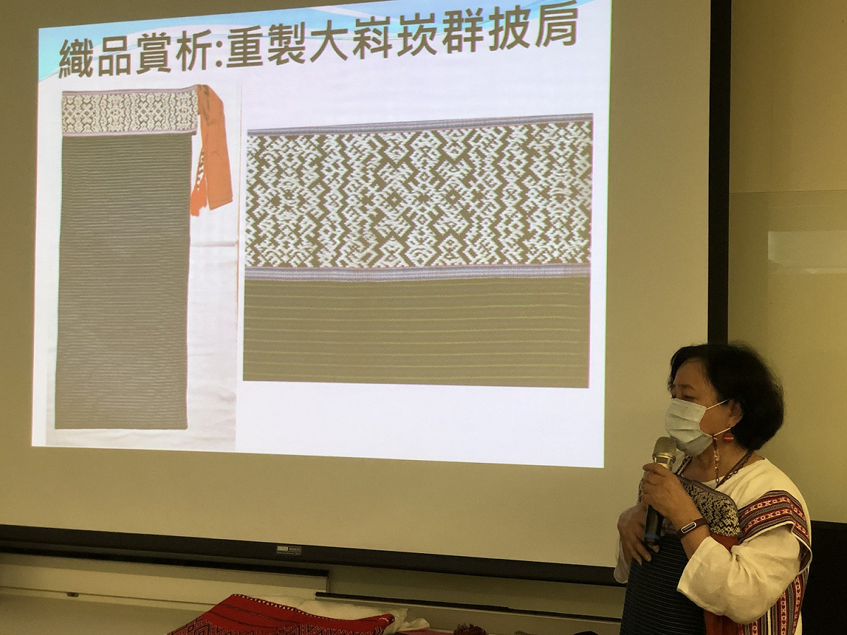 烏來織女高秋梅分享重製大嵙崁群披肩的歷程。 圖：新北市原民局提供
