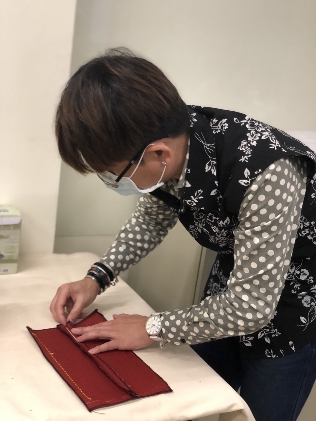 唯一的男性學員邱先生，藉由此次工作坊對於原住民傳統服飾有更進一步的認識。 圖：新北市原民局提供