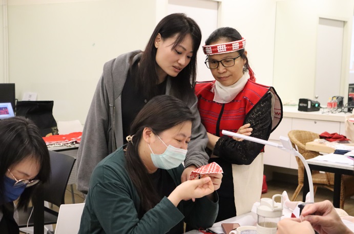 風順恩（右一）與田宇寧（左一）指導學員刺繡要領。 圖：新北市原民局提供