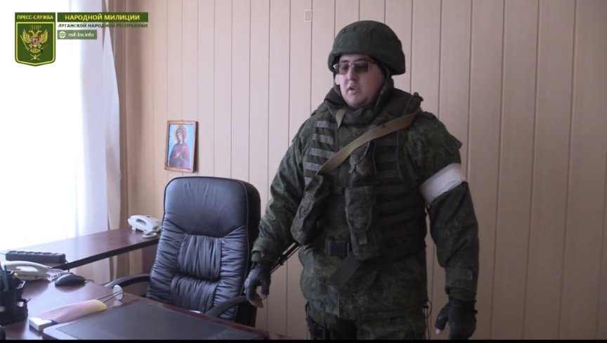 近期網路瘋傳一張士兵照片，一名偽裝成俄軍的烏克蘭人，盜取俄軍十多輛野戰廚房車，阻礙了俄羅斯的糧食補給線，被稱為頓涅茨克的肥貓 。 圖：擷取自推特帳號 @Globe_conflicts