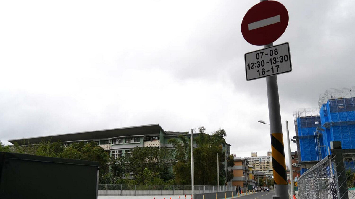 國成街為新北市通學巷之一，在上下學時間禁止車輛從學成路進入。 圖：新北市交通局提供