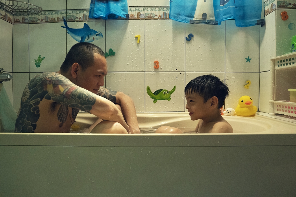 台灣作品《88海水浴場》是演員許傑輝首部自編自導的劇情短片，描繪父子間實現夏日約定的溫馨互動。 圖：新北市文化局提供