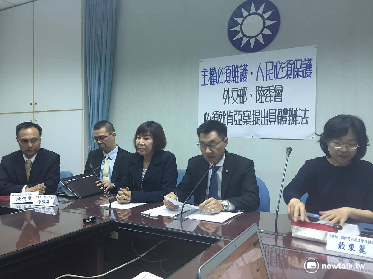 外交部亞非司司長陳俊賢（左1）11日受訪，針對8名台灣人在肯亞涉嫌詐騙案獲判無罪後，卻被中方強行遣送中國的爭議，陳俊賢表示，於法無據，這是「強行擄人」的行為。 圖：鄭佑漢/攝