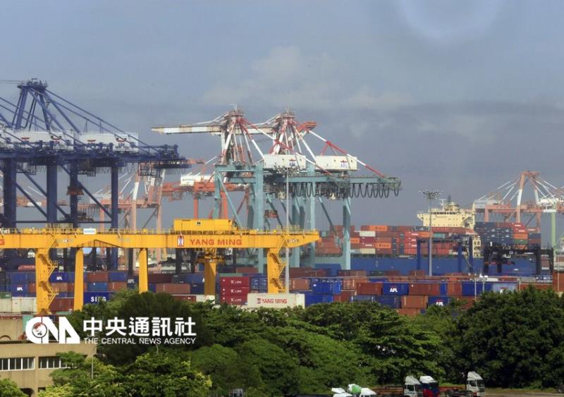 財政部11日公布3月出口227.2億美元，年減11.4%，連14月負成長，追平金融海嘯時期；進口182.2億美元，年減17%。出入相抵，3月出超45億美元，年增8億美元。 圖：中央社資料照片