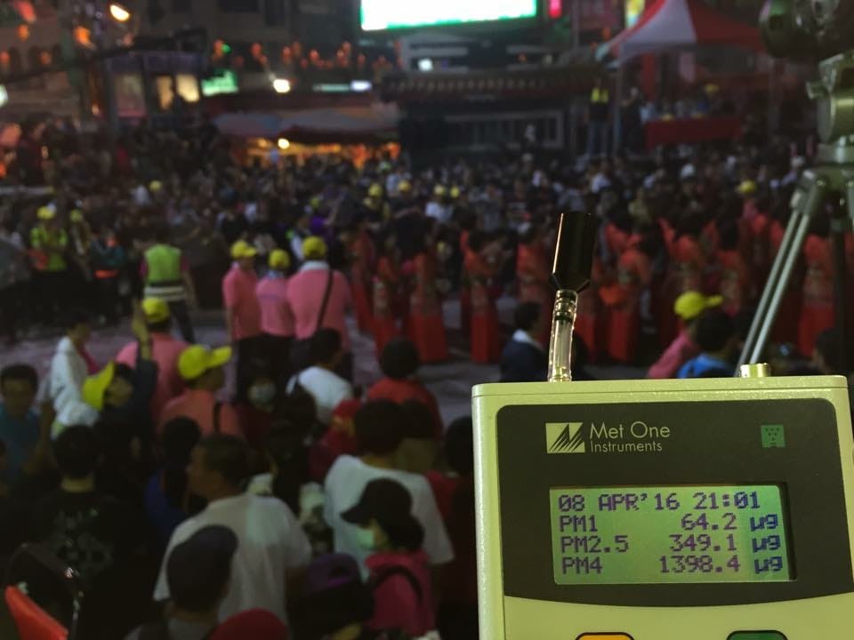 大甲媽祖遶境期間，民間團體自行測量的PM2.5數值高達349微克，嚴重危害民眾健康。 圖：翻攝自葉光芃臉書