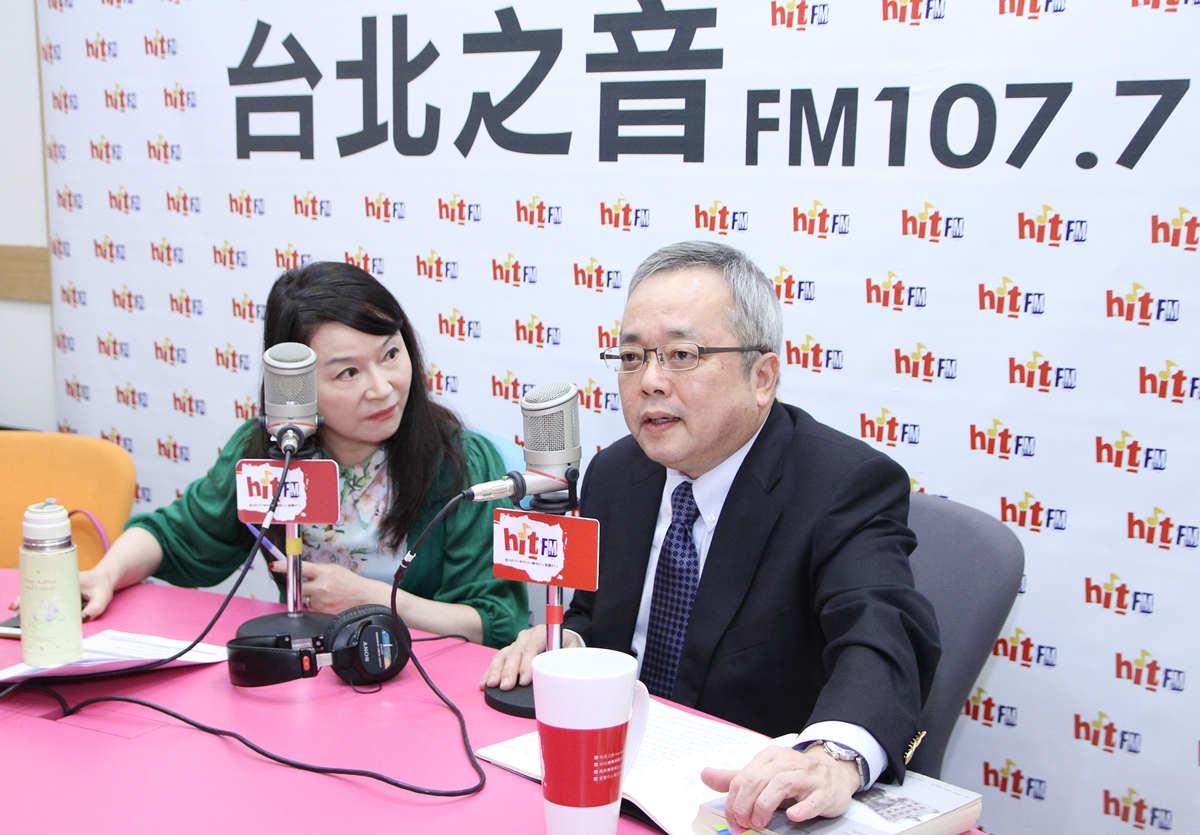政務委員施俊吉（右）即將轉任證券交易所董事長。 圖：Hit Fm《蔻蔻早餐》提供