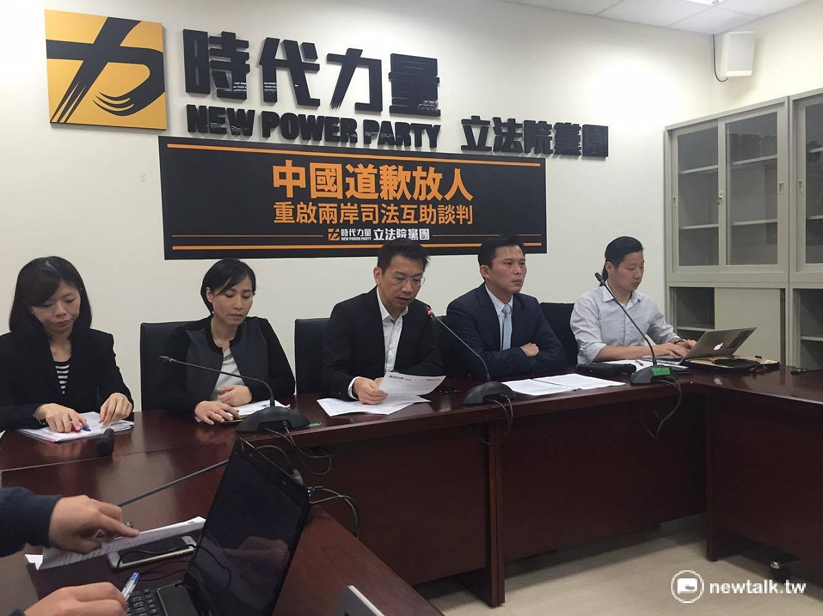 時代力量黨團12日召開黨團記者會，針對「台人在肯亞遭強行遣送中國」之爭議發表聲明，其中，時力立委徐永明痛批，兩岸雖然簽訂了「兩岸司法互助協議」，不過，中方強行將人帶走卻沒通知，協議形同虛設。 圖：鄭佑漢/攝