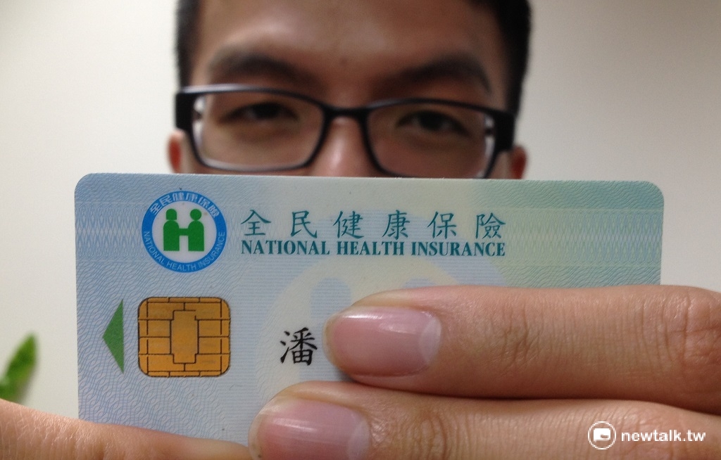 民眾若不慎遺失健保卡，即日起可憑自然人憑證上網申辦補發繳費。 圖：周富美/攝