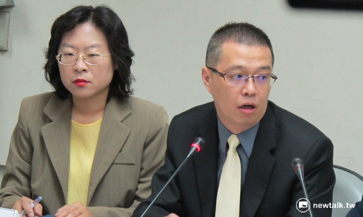 民進黨立院黨團12日針對台灣涉案人士從中國被移送到肯亞一事召開記者會，並邀請外交部亞非司司長陳俊賢、陸委會法政處副處長周鳴瑞（右）、及法務部國際及兩岸法律司副司長戴東麗（左）官員列席。 圖：林朝億/攝