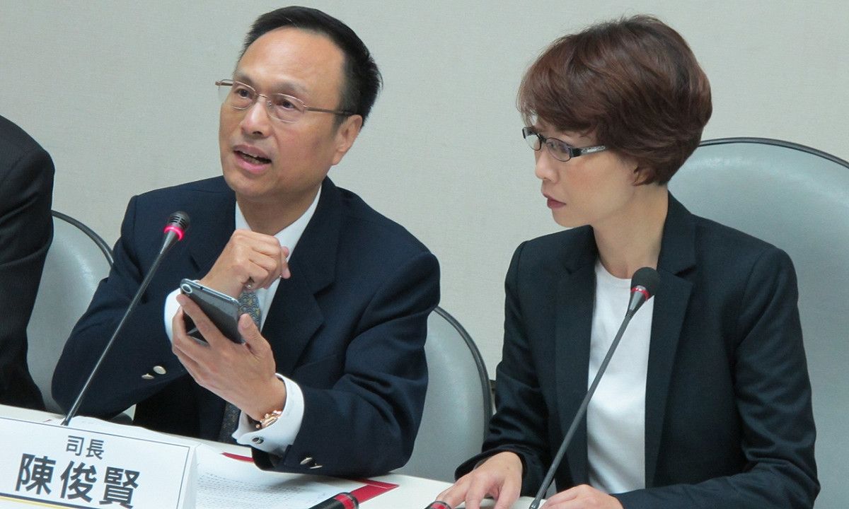 外交部亞非司司長陳俊賢（左）12日出示手機簡訊內容告知在肯亞的台灣人最新狀況。 圖：林朝億/攝