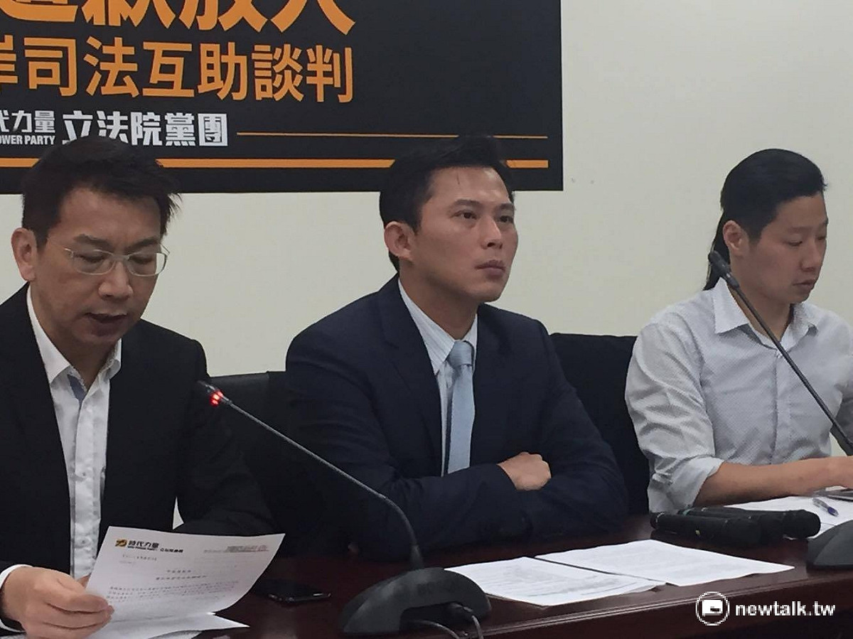 時代力量立委黃國昌12日表示，針對「肯亞遣送台人」爭議發生後，顯示出兩岸司法互助協議並未發生其功能與效益，應該要立即重啟談判。 圖：鄭佑漢/攝