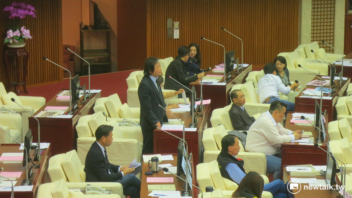 台北市民進黨市議員王世堅12日要求柯文哲戴上口罩，閉嘴專心市政。 圖：呂佳峻/攝
