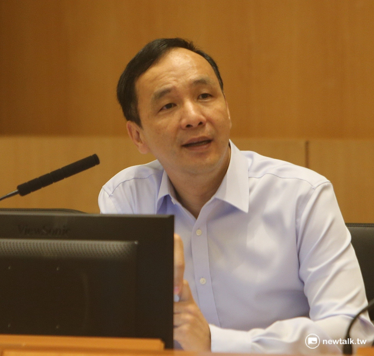 新北市長朱立倫12日強調，對於發生三峽區民權老街的石磚與鑄鐵雕版遭強拆，感到非常的遺憾，也覺得不可思議。 圖：陳冠廷/攝