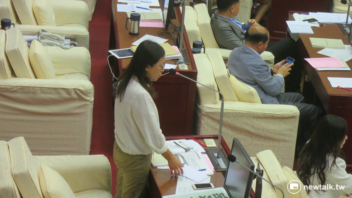 針對大巨蛋案，台北市議員陳孋輝12日怒批柯市府，草率處理議員意見並做成民調公佈，簡直要議會替市府擦屁股。 圖：呂佳峻/攝