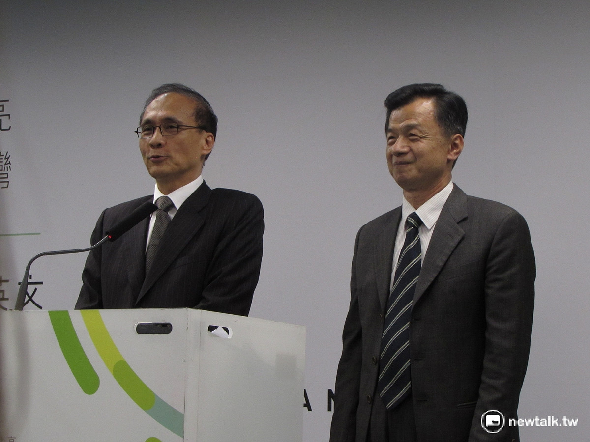 林全表示，未來司法改革、轉型正義等推動，都要借重邱太三(圖右)幫忙。 圖：邱珮文/攝