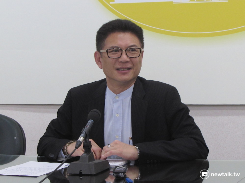 國安基金管理委員會於12日下午4時召開會議，行政院發言人孫立群表示，我國股市表現穩健，決定暫停執行安定金融市場任務。 圖：邱珮文/攝