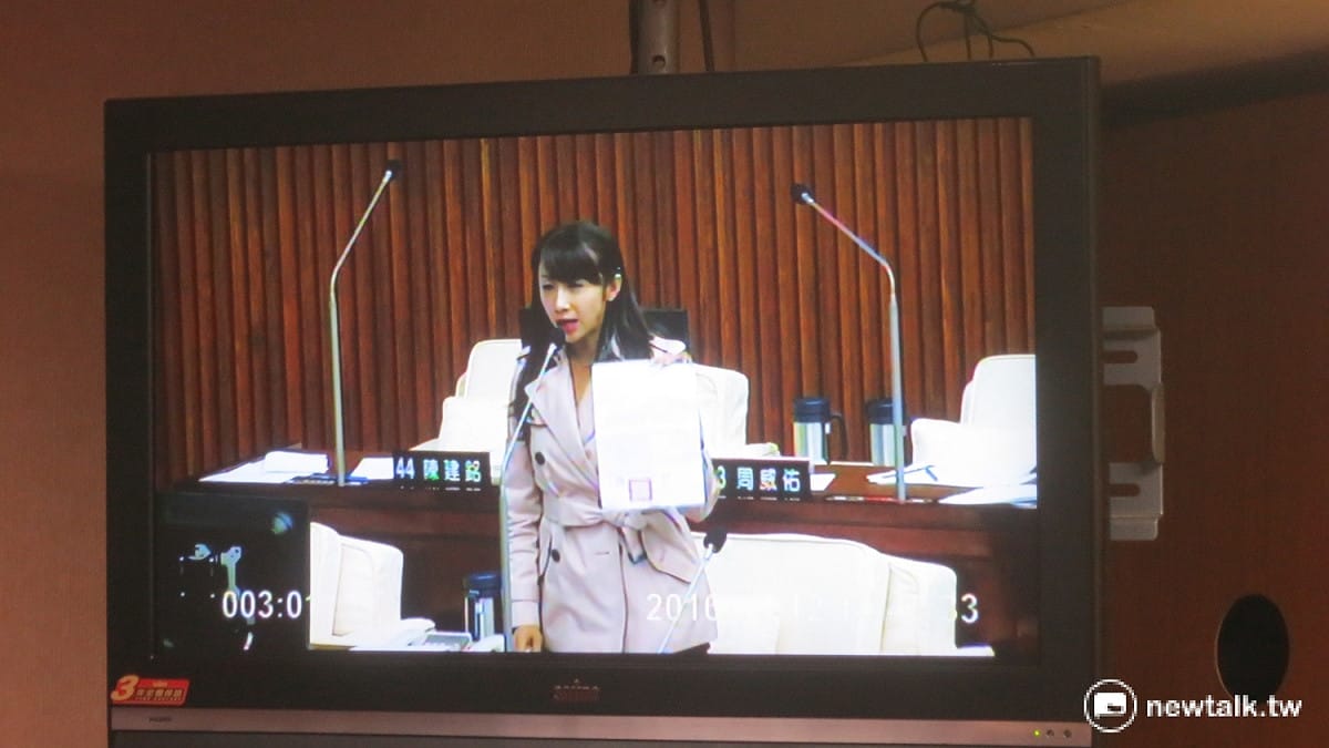 台北市議員許淑華要求市長柯文哲，應對PTT上抹黑議員事件做說明，並約束其下屬不再讓此事發生。 圖：呂佳峻/攝