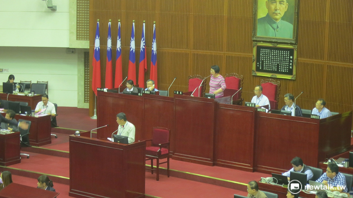 對於有議員指聊天內容竟遭作為民調一事，市長柯文哲向議會道歉，並承諾會徹查。 圖：呂佳峻/攝