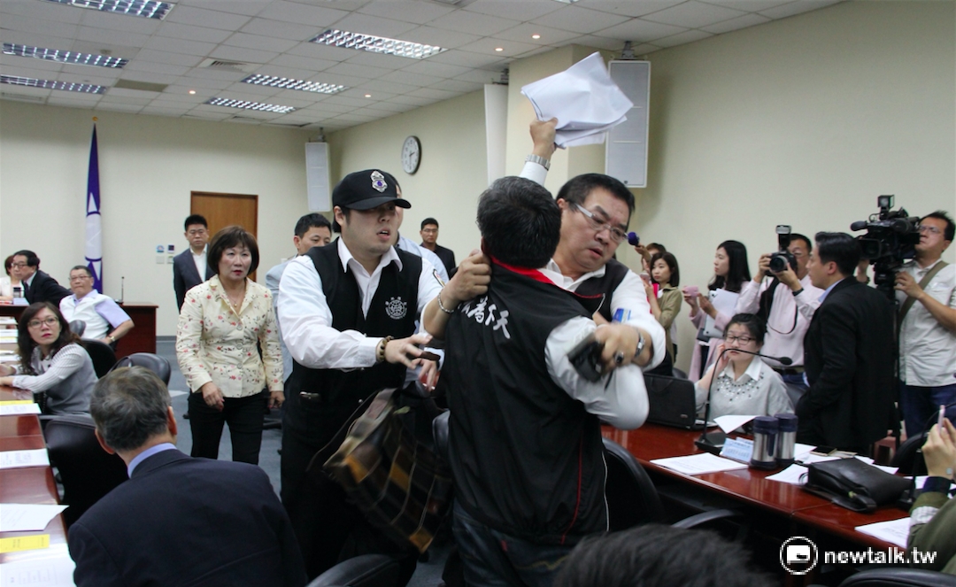 一名自稱國民黨黨員的民眾，13日下午衝入國民黨中常會，並且試圖將陳情訴求交給國民黨主席洪秀柱，不過，立刻遭到現場警衛驅離。 圖：鄭佑漢/攝