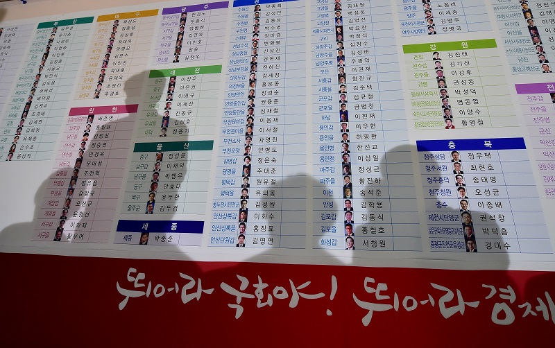 韓國13日舉行4年一次的國會選舉，根據中央選舉管理委員會統計顯示，開票率已達39.6％，執政「新世界黨」掌握135席，在野3黨則掌握151席的優勢。 圖片來源：達志影像/路透社