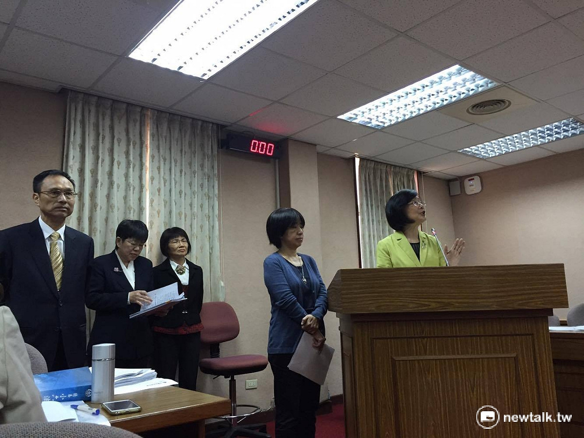 法務部長羅瑩雪14日赴立院司法及法制委員會列席報告備詢，民進黨立委段宜康痛批法務部發出的新聞稿中「國人保持冷靜態度，不流於民粹」的說法不當，認為法務部長應該即刻下台。 圖：鄭佑漢攝