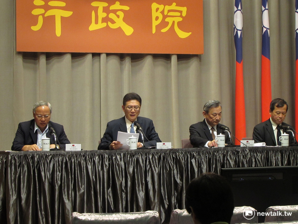 行政院14日通過《財團法人法》部分條文修正草案，規定未來公辦財團法人董監事都採無給職，除非是董事長專職，加上沒有月退俸收入，才可以領薪水。 圖：邱珮文/攝