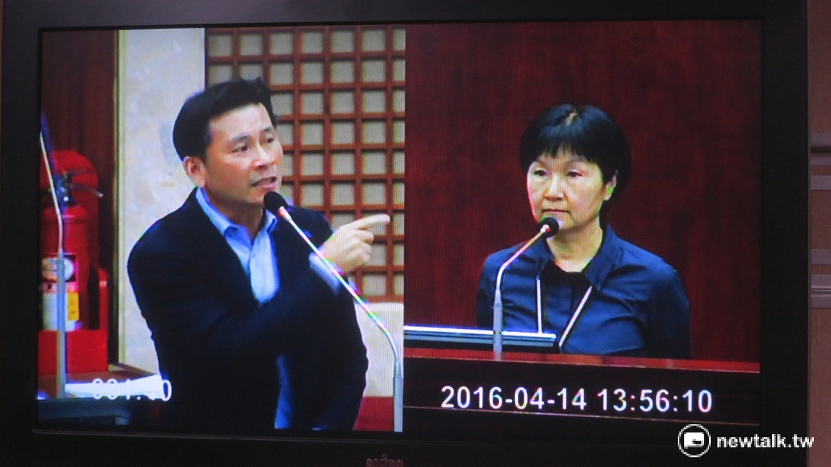 針對大巨蛋案，台北市議員戴錫欽質詢法務局長楊芳玲。 圖：呂佳峻/攝