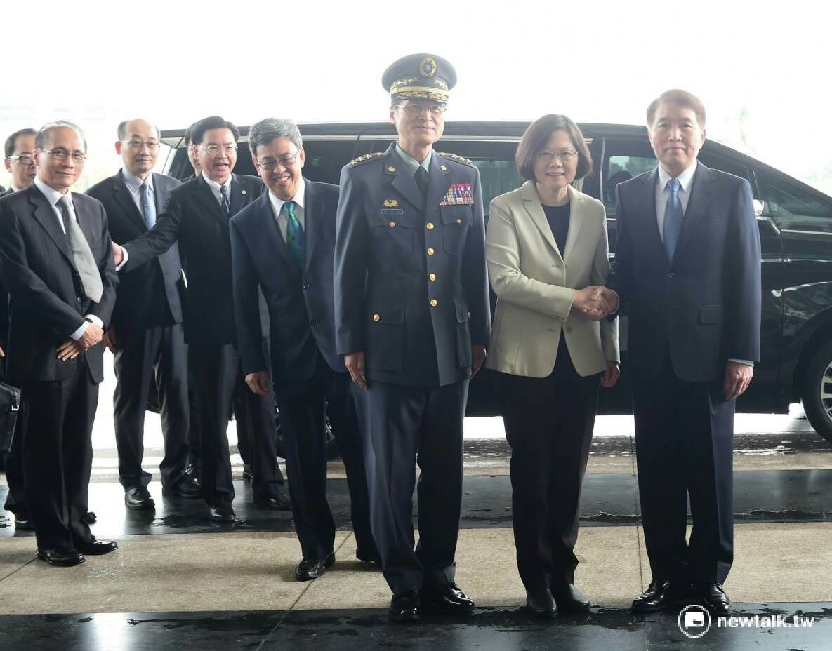 總統當選人蔡英文14日下午與副總統當選人陳建仁、準閣揆林全及政權交接小組召集人吳釗燮等至國防部聽取涉及機密的業務簡報。 圖：民進黨提供