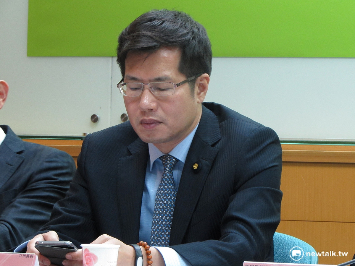 民進黨立委羅致政18日認為，若要配合立委出訪太平島，可能要拉掉一些運補機上的科研人員。 圖：新頭殼資料照片