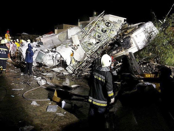 2014年7月23日的澎湖復興空難造成49人死亡。澎湖地檢署14日下午偵結，馬公基地高勤官荊元武與塔台人員管制席李佳峯2人涉業務過失遭起訴。 圖：達志影像/路透社資料照
