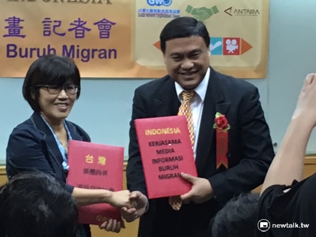 GWO理事長徐瑞希（左）與印尼安塔拉通訊社總編輯Mr.Aat Surya Syafaat啓動資訊交流計畫。 圖：鄭惠君/攝