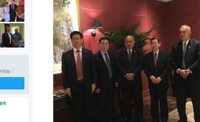 斐濟外長昆布安博拉（中）與中國官員會面，兩國來往密切。 圖：翻攝昆布安博拉推特