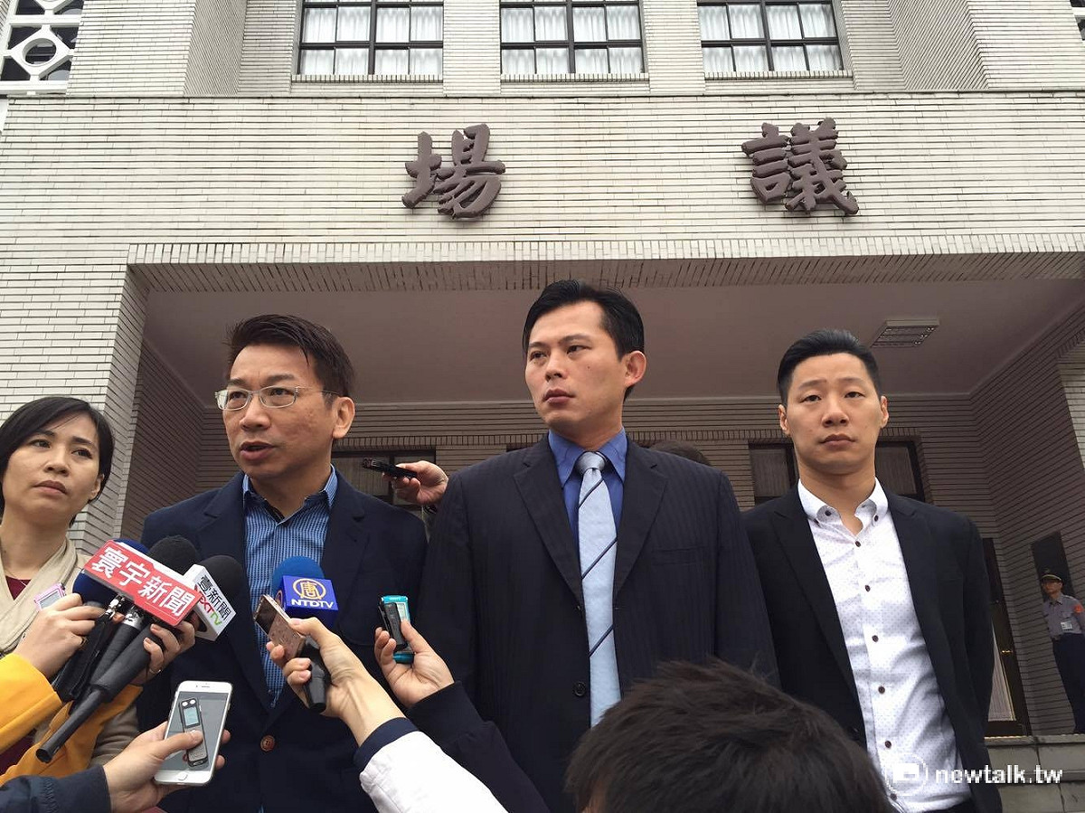 立法院15日上午針對「肯亞案」進行黨團朝野協商，共通譴責中方強押國人之行為。時代力量立委黃國昌（中）15日在立院受訪表示，將暫緩行政院長張善政赴立院報告。 圖：鄭佑漢/攝