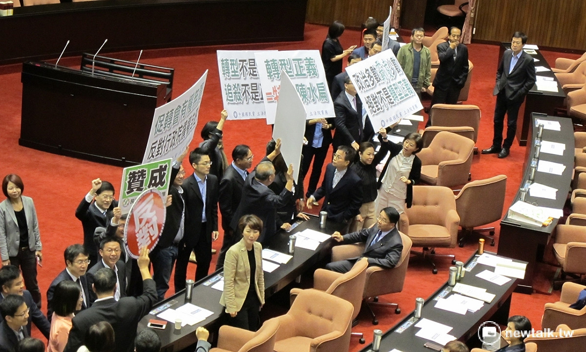 立院國民黨團15日高舉反對多數暴力、反對促進轉型正義條例等海報與民進黨團對峙。 圖：林朝億/攝