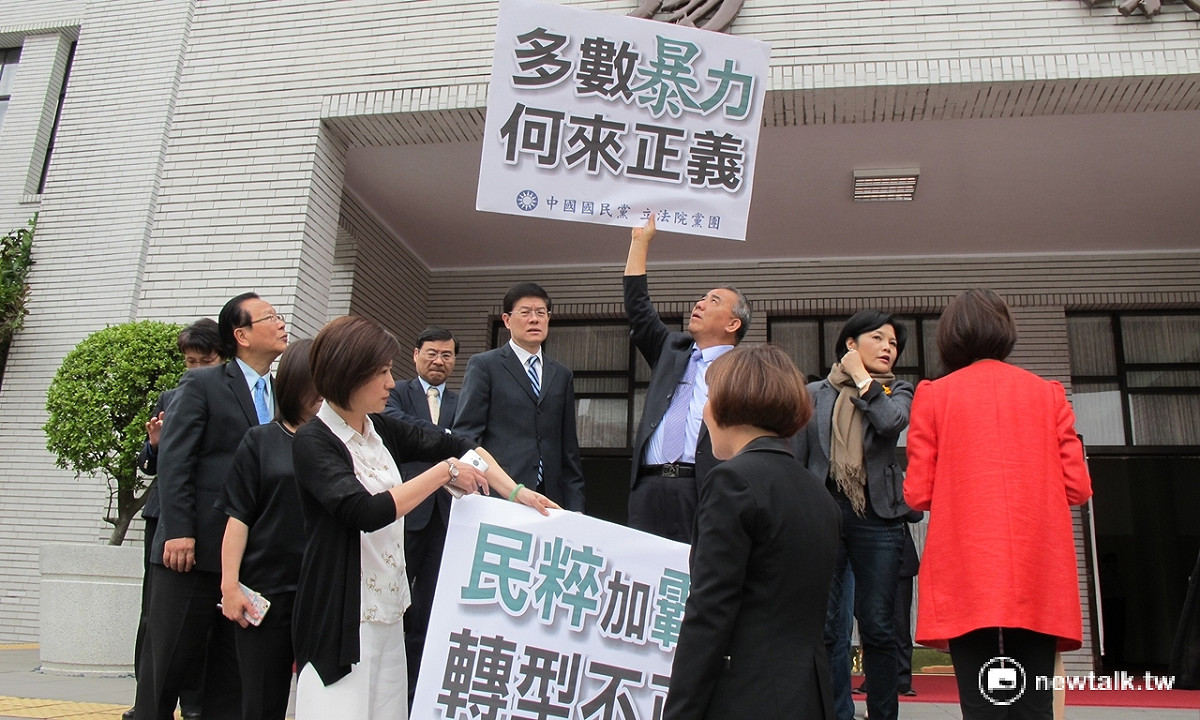 國民黨立法院黨團在議場外高舉反對轉型正義條例、反對多數暴力等海報。 圖：林朝億/攝