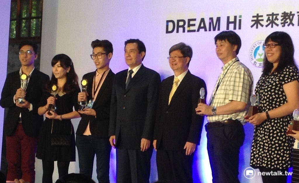 總統馬英九(左四)親自頒獎表揚3位教育金像獎得主，鼓勵他們在社會各界投入創意教學的熱忱與努力。 圖：周富美/攝