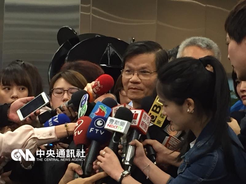中研院院長翁啟惠遭浩鼎案纏身，15日中午抵達台北松山機場，媒體大陣仗守候。翁啟惠一出境後，隨即接受媒體訪問，提出4點聲明，強調「絕對沒有內線交易。」 圖：中央社