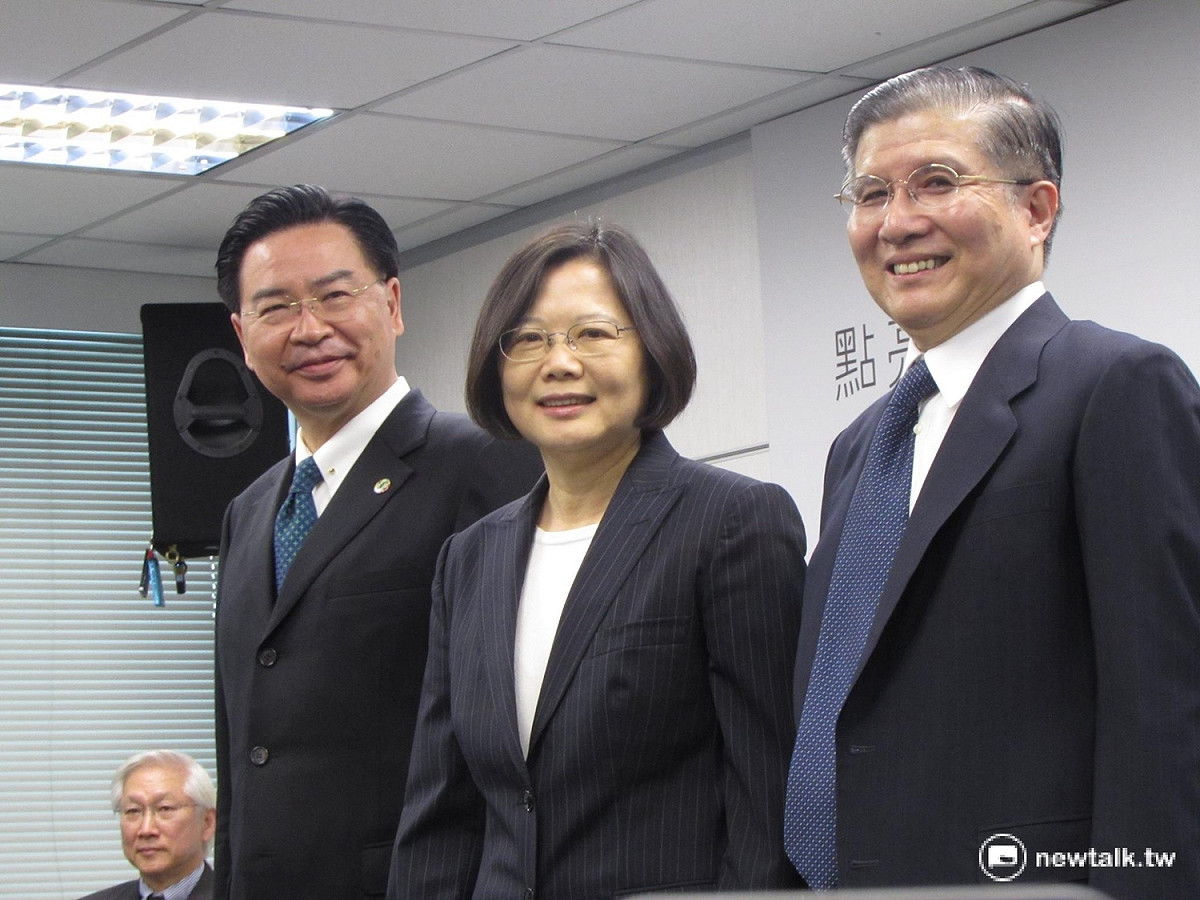 準總統府秘書長林碧炤(右)12日下午代表蔡英文拜會考試院長伍錦霖，並確認考選部、銓敘部及公務人員保障暨培訓委員會正副首長接任人選。 圖：新頭殼資料照片