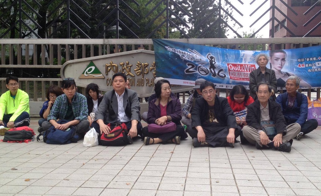 南鐵東移第3次專案小組審查會議對話破局後，政大地政系教授徐世榮帶領自救會成員在營建署前靜坐抗議。 圖：南鐵東移自救會提供