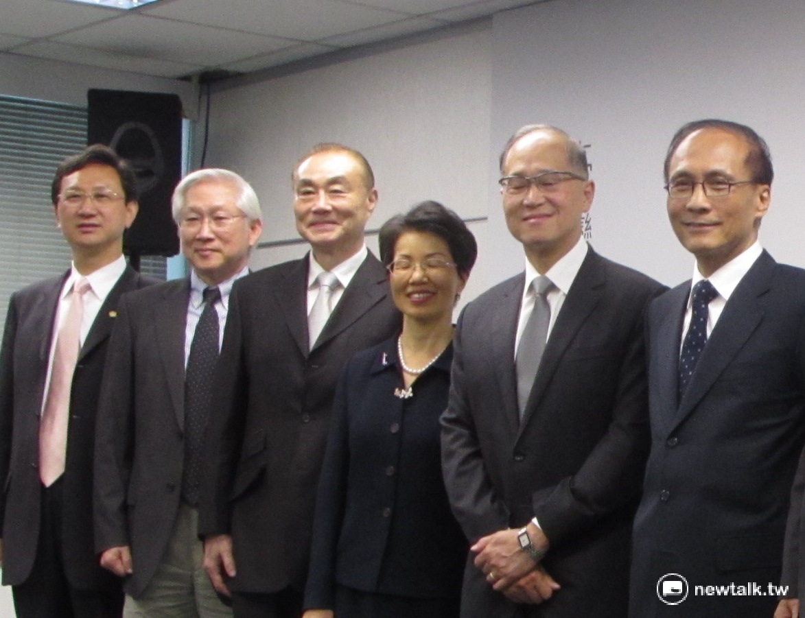 準閣揆林全15日宣布人事，由右至左分別為林全、準外交部長李大維、準陸委會主委張小月、準國防部長馮世寬、準科技政務委員吳政忠以及準行政院發言人童振源。 圖：邱珮文/攝