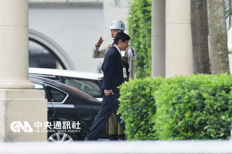 中央研究院院長翁啟惠15日中午返台，約下午1時42分抵達總統府，向總統馬英九說明浩鼎事件。 圖：中央社