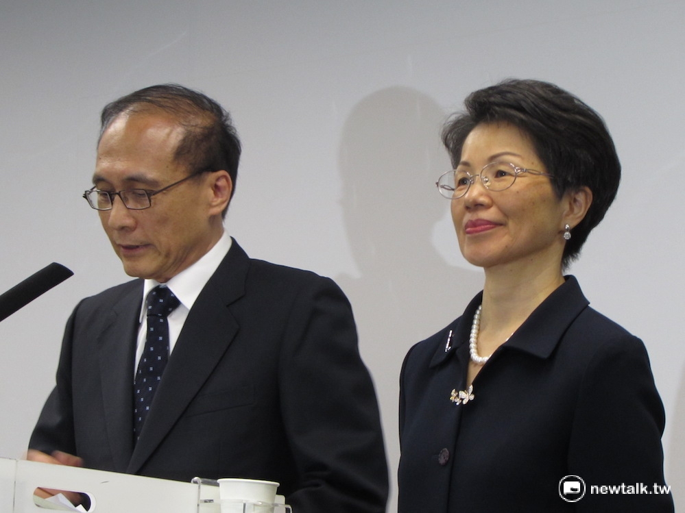 準閣揆林全（左）15日揭曉，由外交部北美事務協調委員會主委張小月（（右））出任陸委會主委。 圖：邱珮文/攝