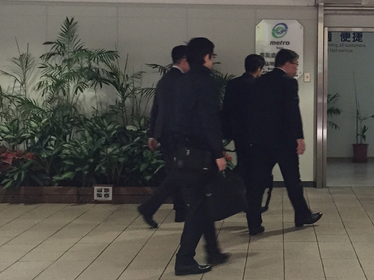 市議員王世堅指出，今早誠品公司人員進入北捷事業處辦公室，質疑北捷涉及私相授受。 圖：王世堅議員辦公室提供。