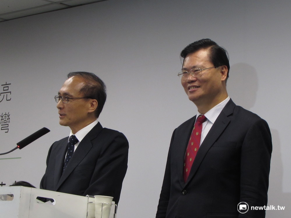 準閣揆林全備受期待的財經內閣名單15日出爐，當介紹金管會主委丁克華（右）時，林全一時脫口「太糟糕又是我同學」。 圖：邱珮文/攝